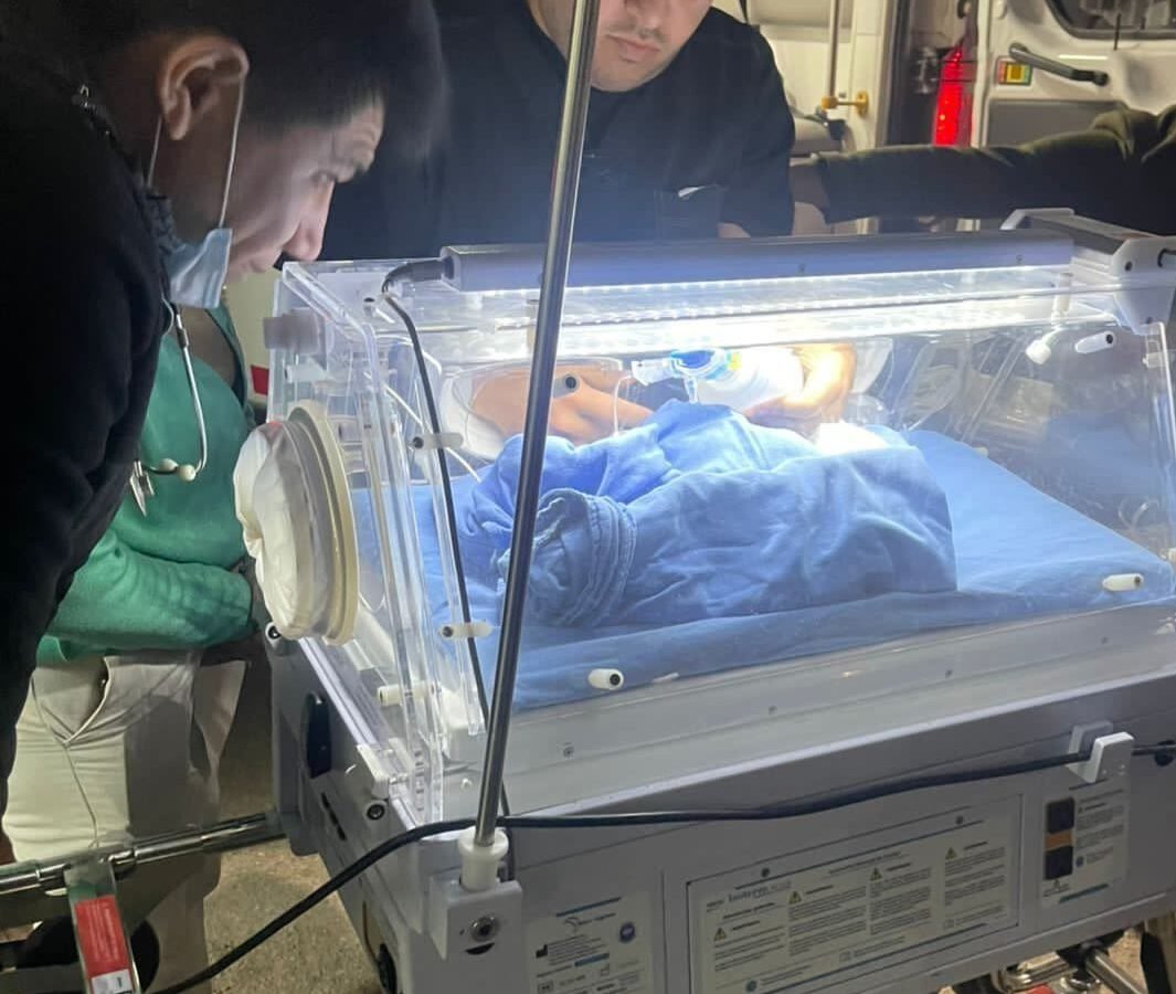 Unidad de la Policía de Hermosillo atendiendo el caso del bebé abandonado en viñedo de Miguel Alemán.
