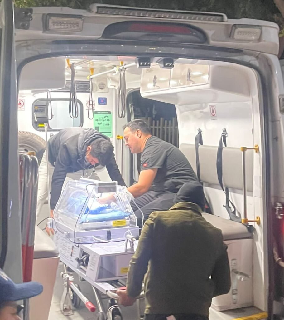 Unidad de la Policía de Hermosillo atendiendo el caso del bebé abandonado en viñedo de Miguel Alemán.