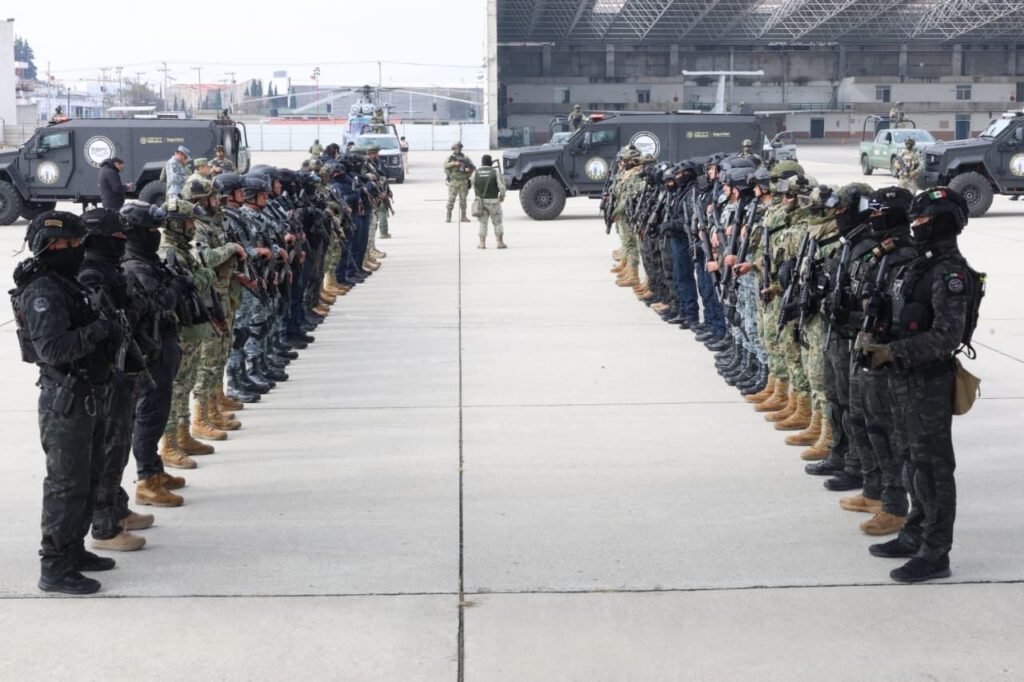 Aviones militares mexicanos durante el traslado de presos mexicanos a Estados Unidos confirmados por Harfuch.