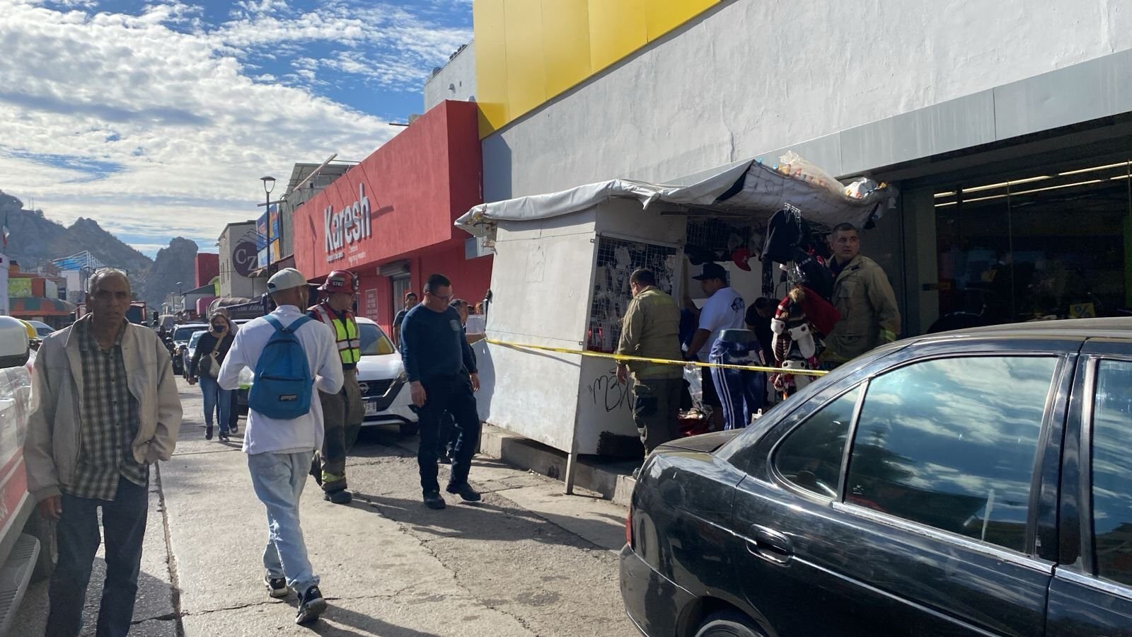 Estructura metálica de un puesto caída tras un choque en centro de Hermosillo donde un vendedor resultó lesionado.