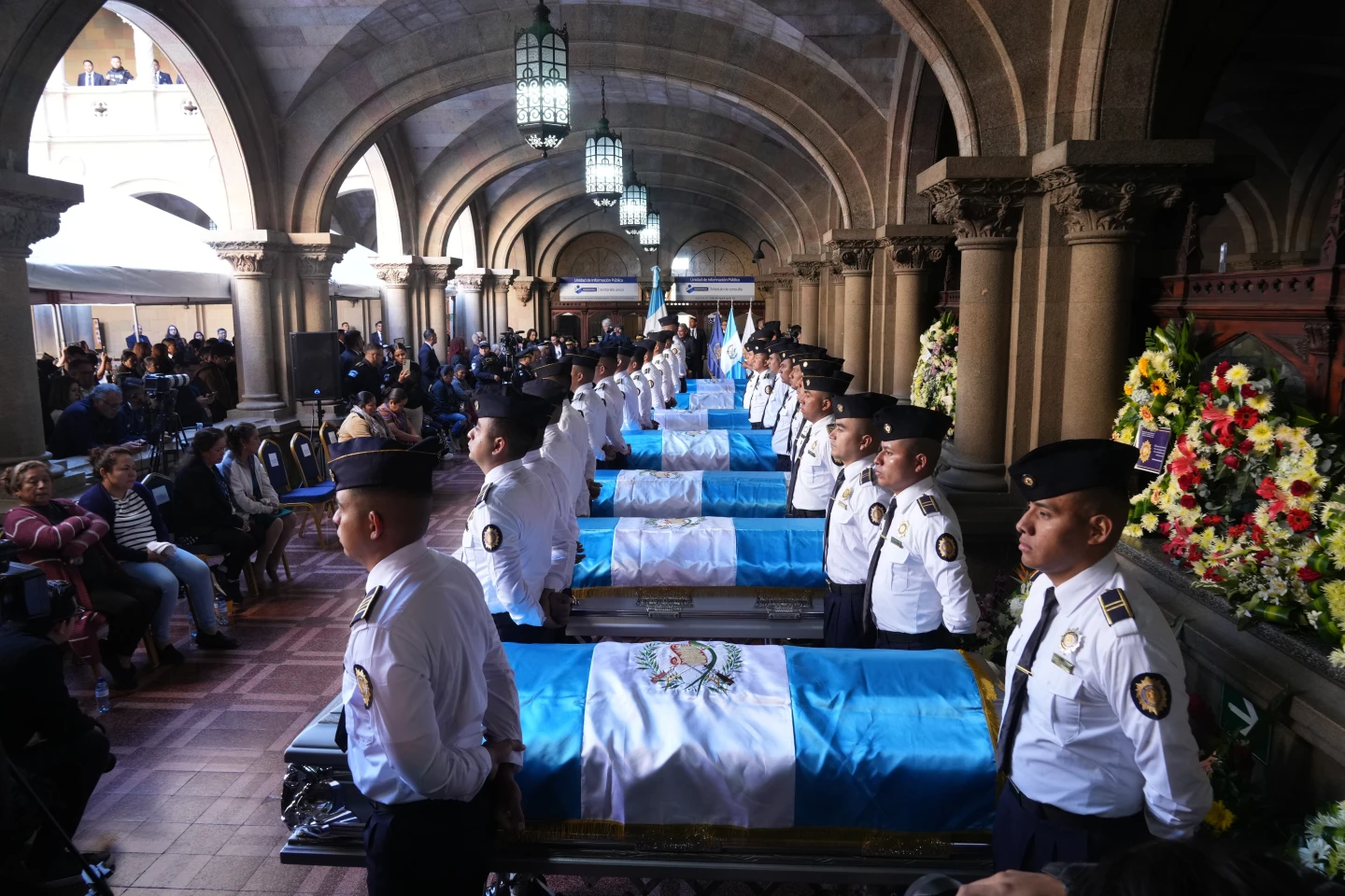 Ataúd cubierto con la bandera de Guatemala durante el funeral de uno de los policías muertos en los ataques.