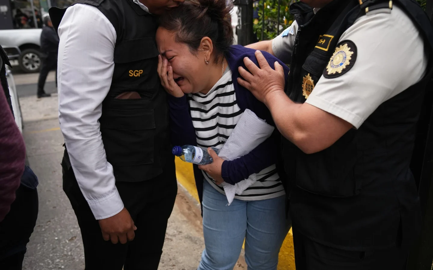 Ataúd cubierto con la bandera de Guatemala durante el funeral de uno de los policías muertos en los ataques.