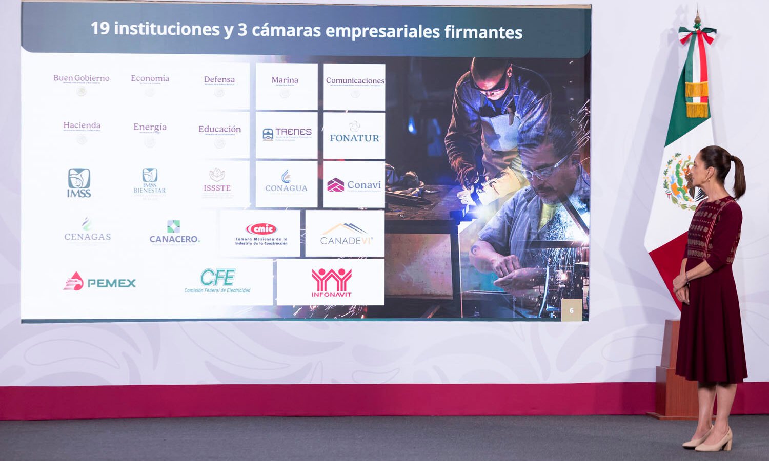 Claudia Sheinbaum anunciando la norma para el uso exclusivo de acero producido en México.