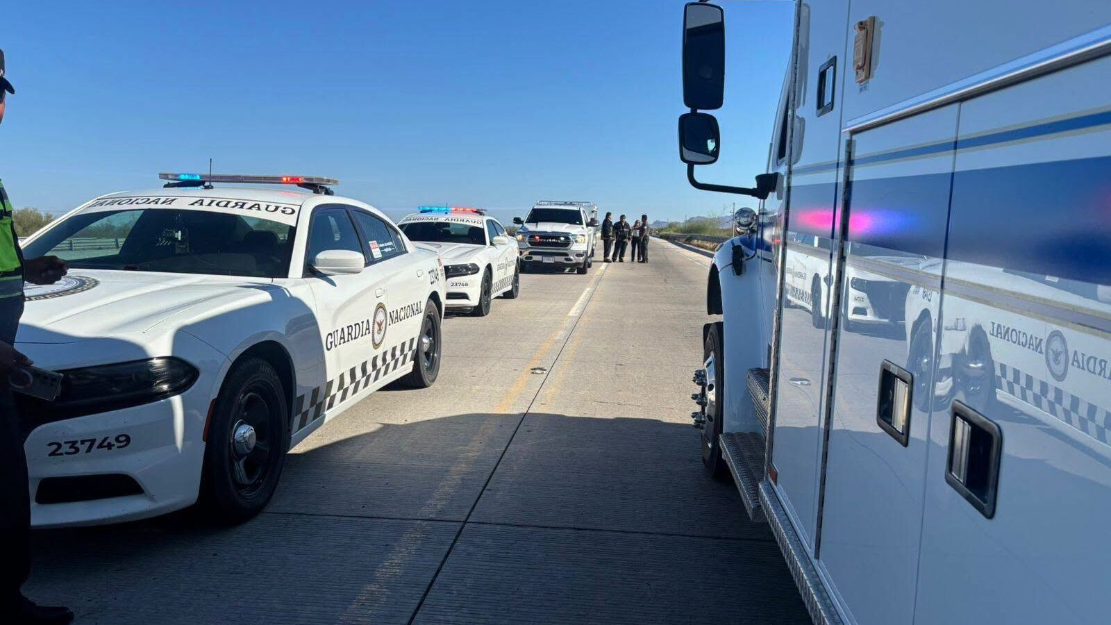 Reportes de CAPUFE sobre la volcadura de una pipa de amoniaco en la autopista Guaymas-Hermosillo.