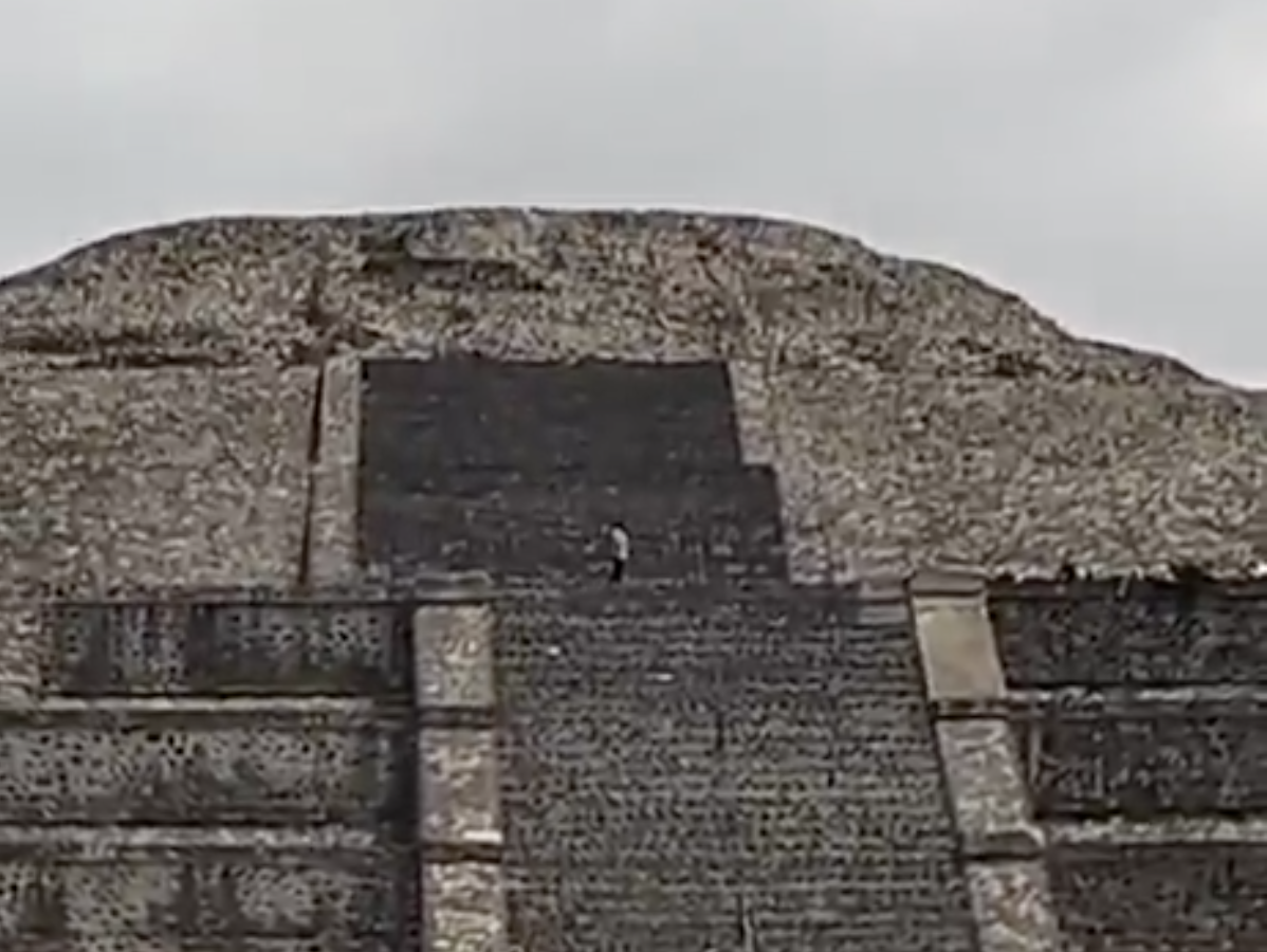 Turistas resguardándose durante el tiroteo en Teotihuacán en la Plaza de la Luna.