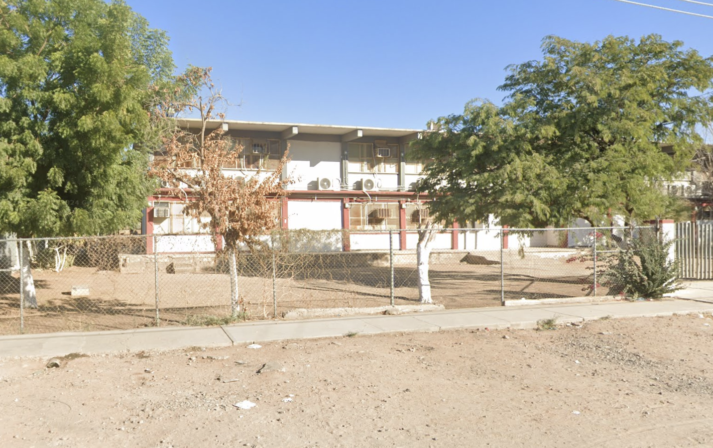 Fachada de la Secundaria Técnica 11 en Hermosillo tras el desalojo por amenaza de agresión.