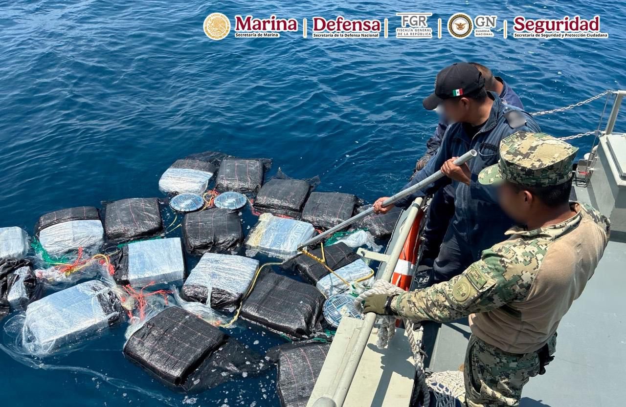 Embarcación interceptada y cargamento incautado tras asegurar cocaína frente a costas de Chiapas.