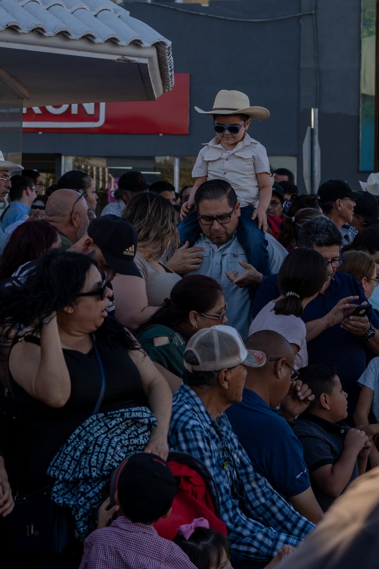 Jinetes y carros alegóricos desfilando en la Manifestación de la ExpoGan Sonora en Hermosillo.