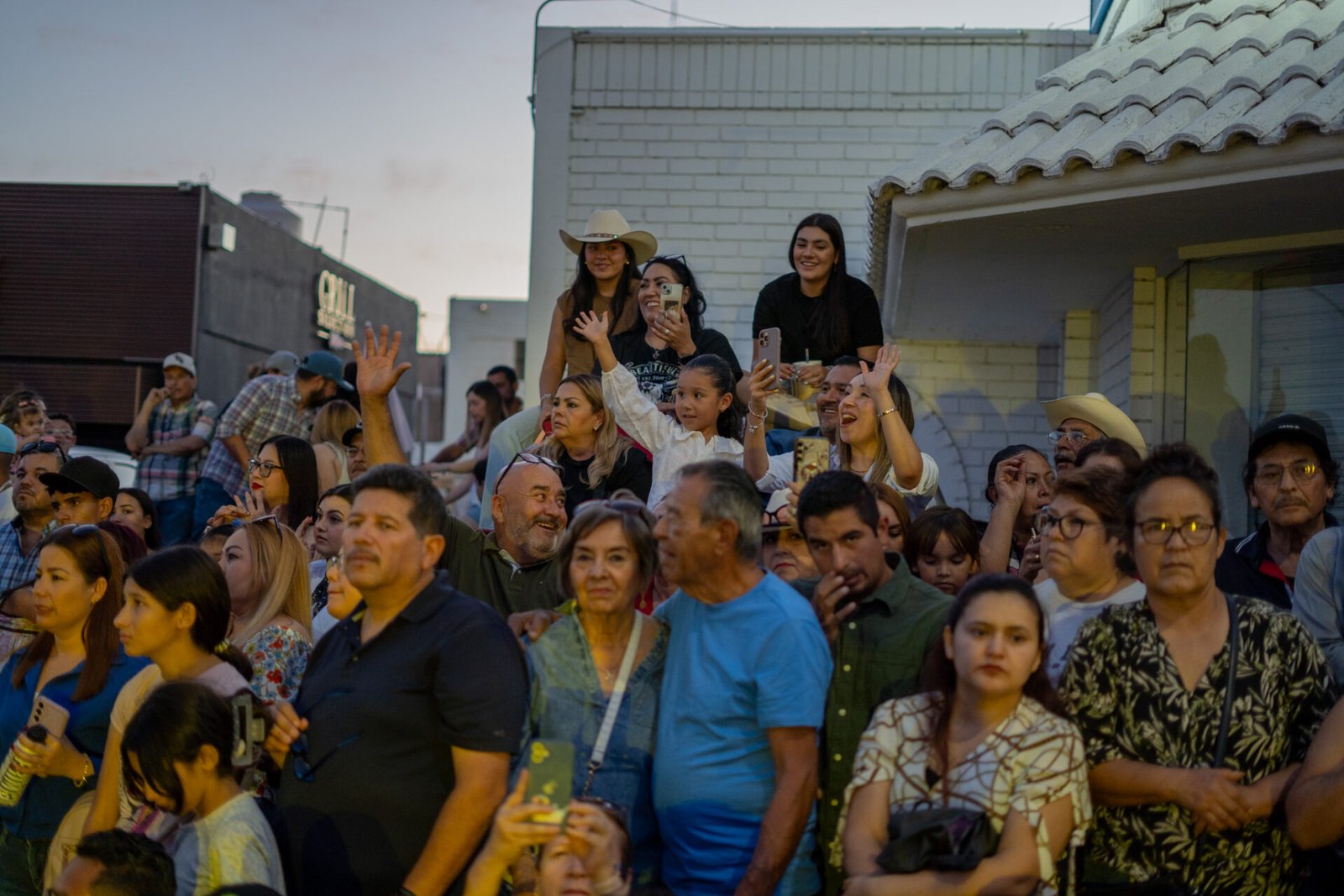 Jinetes y carros alegóricos desfilando en la Manifestación de la ExpoGan Sonora en Hermosillo.