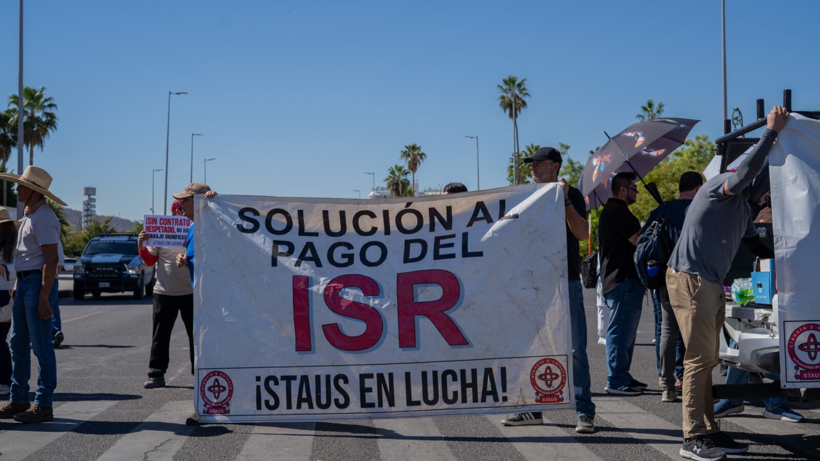 Manifestantes cerrando el cruce de Luis Encinas y Rosales durante el bloqueo del STAUS en Hermosillo.