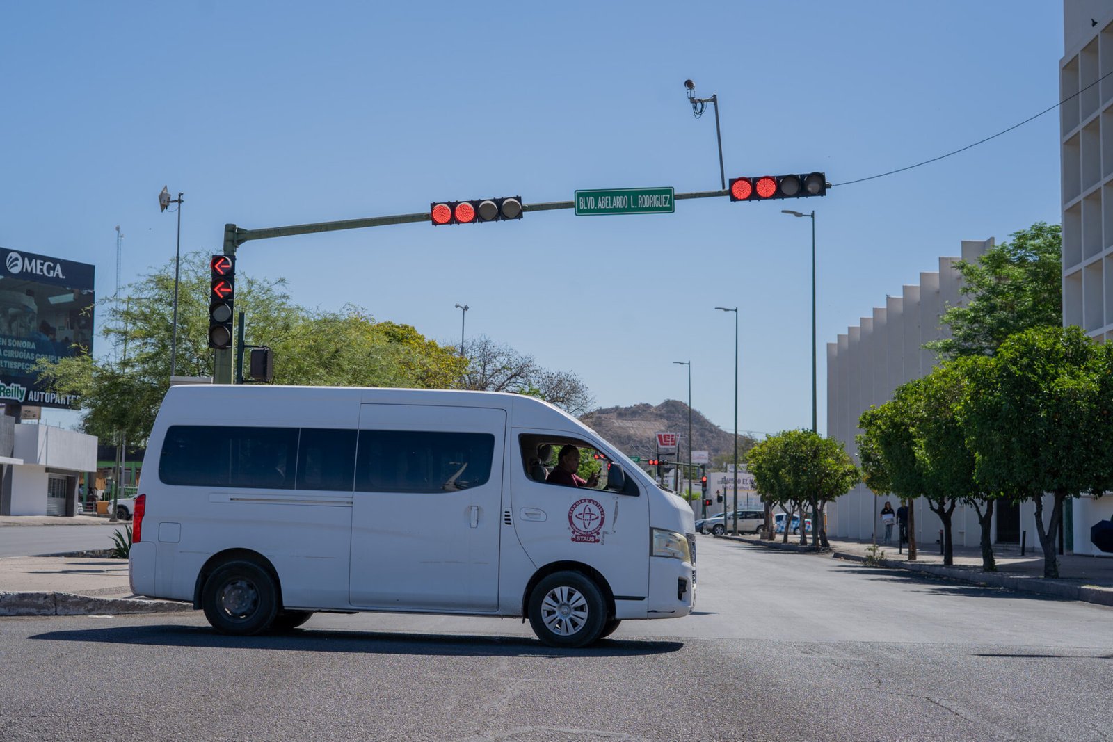 Manifestantes cerrando el cruce de Luis Encinas y Rosales durante el bloqueo del STAUS en Hermosillo.