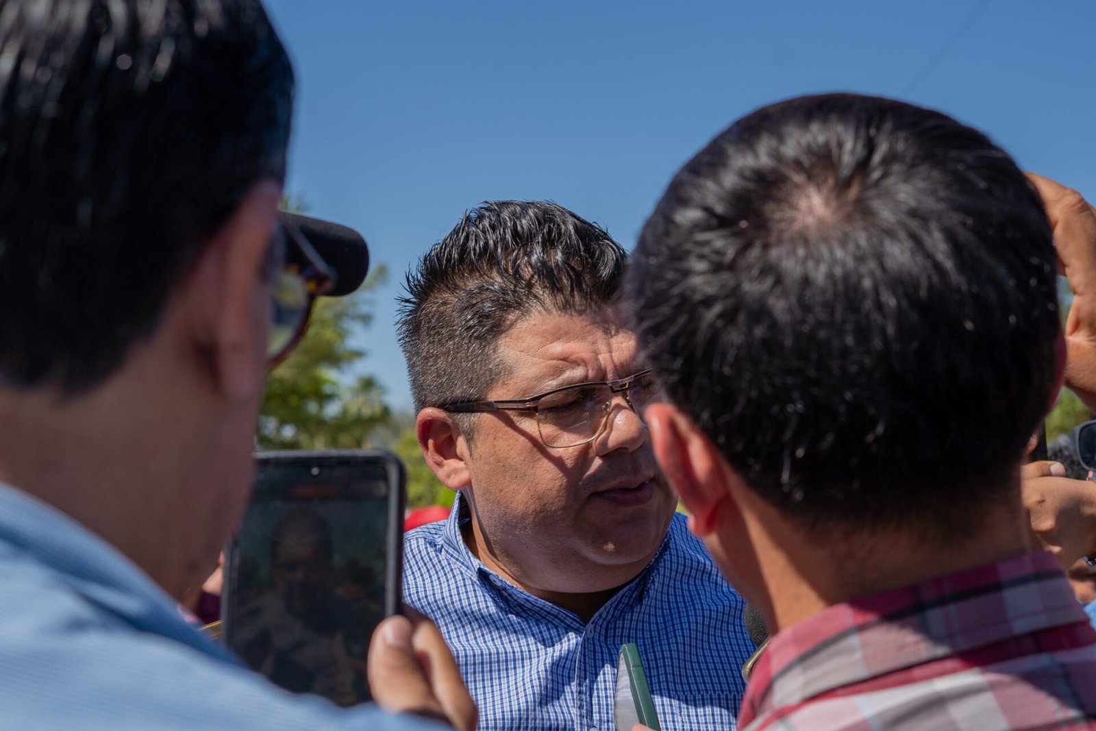 El Mtro. Cuauhtémoc Nieblas Cota rindiendo declaraciones a los medios en el bloqueo del STAUS en Hermosillo.