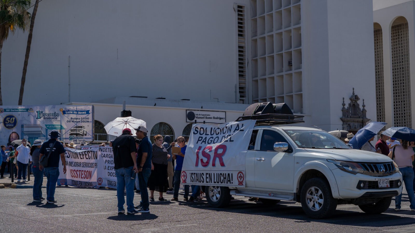 Manifestantes cerrando el cruce de Luis Encinas y Rosales durante el bloqueo del STAUS en Hermosillo. | Santiago Fontes / Soma Media