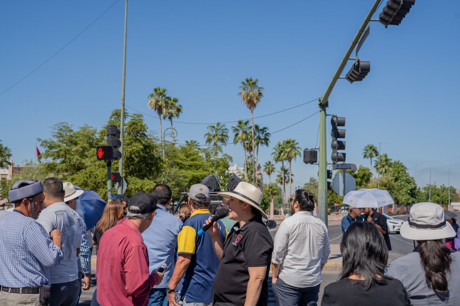 Manifestantes cerrando el cruce de Luis Encinas y Rosales durante el bloqueo del STAUS en Hermosillo. | Santiago Fontes / Soma Media
