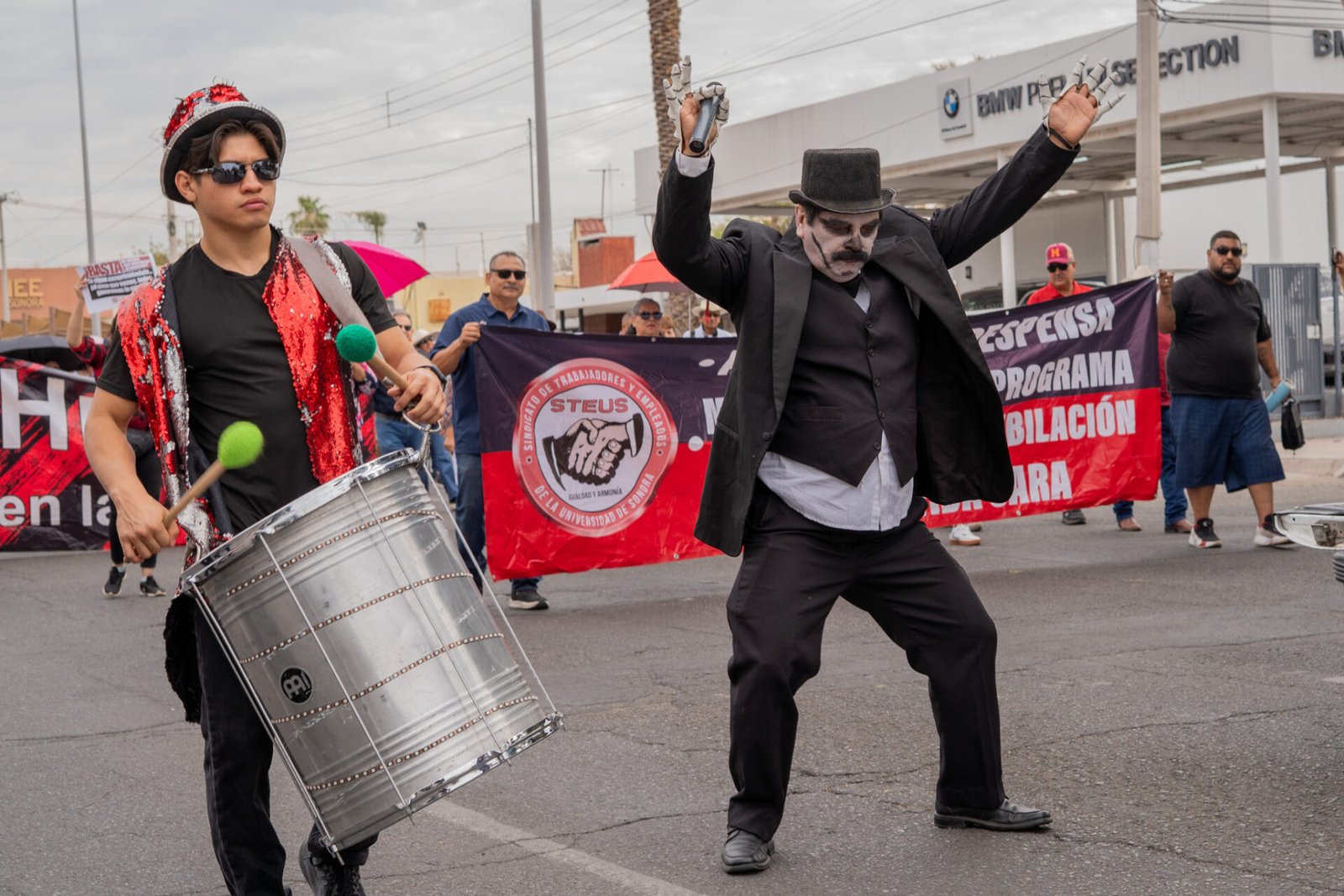 Contingente de trabajadores universitarios durante la marcha de STAUS y STEUS en Hermosillo
