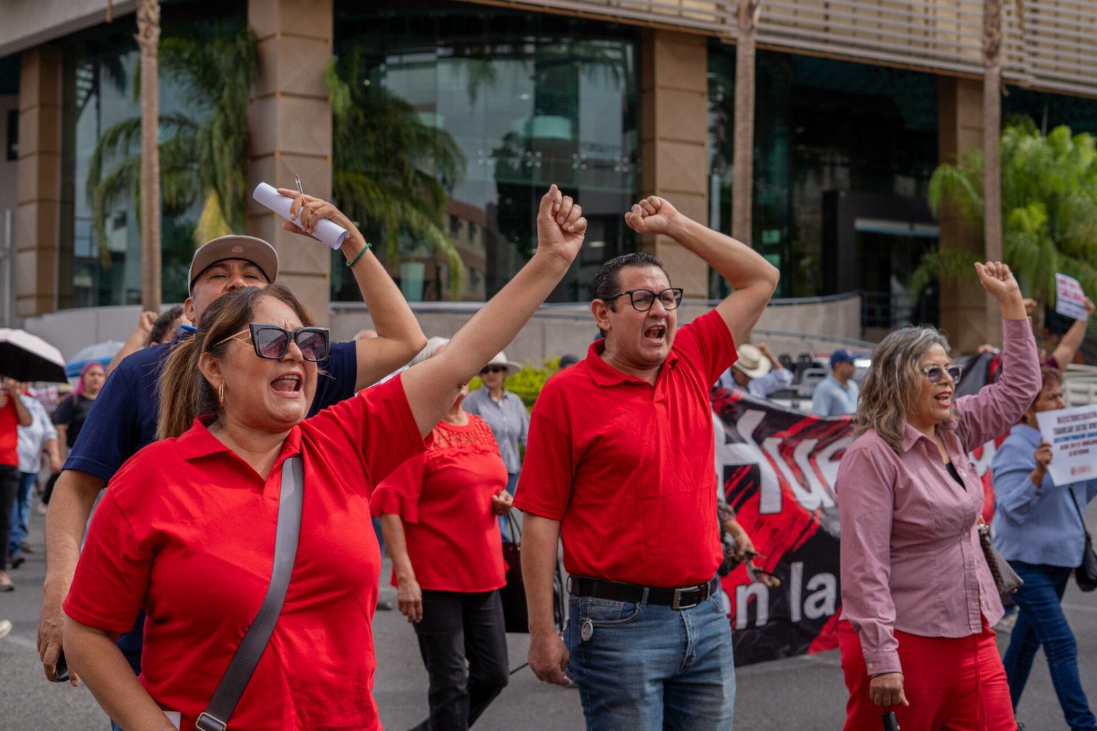 Contingente de trabajadores universitarios durante la marcha de STAUS y STEUS en Hermosillo