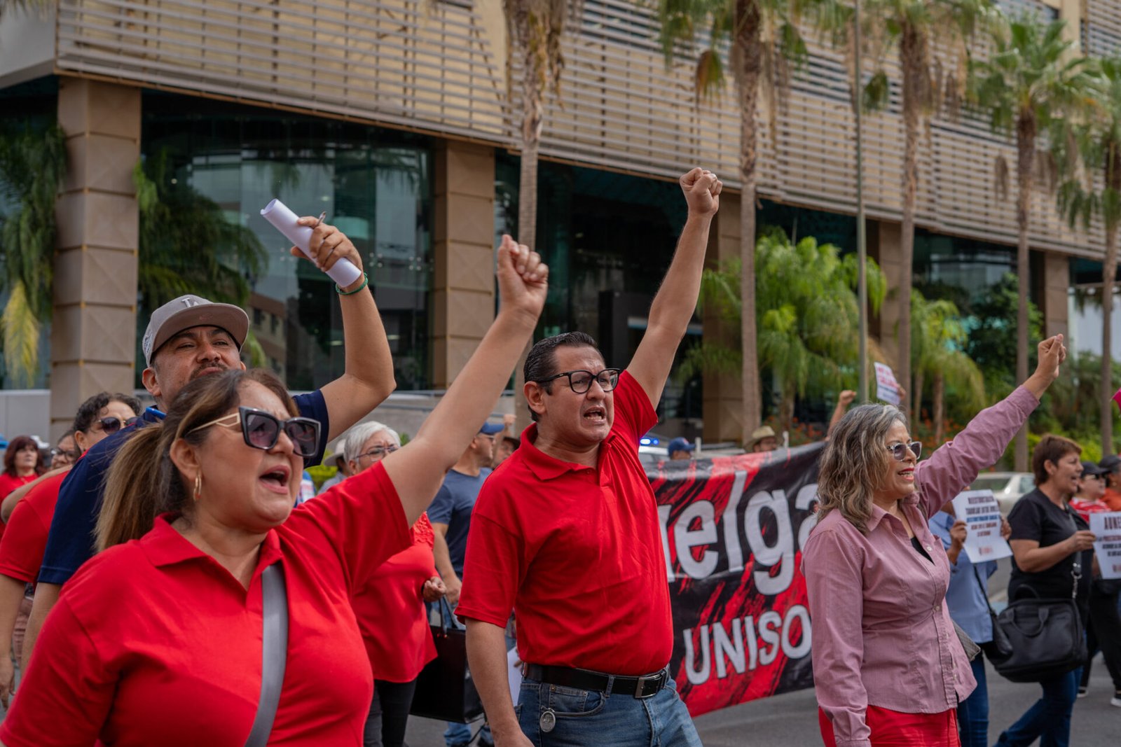 Contingente de trabajadores universitarios durante la marcha de STAUS y STEUS en Hermosillo
