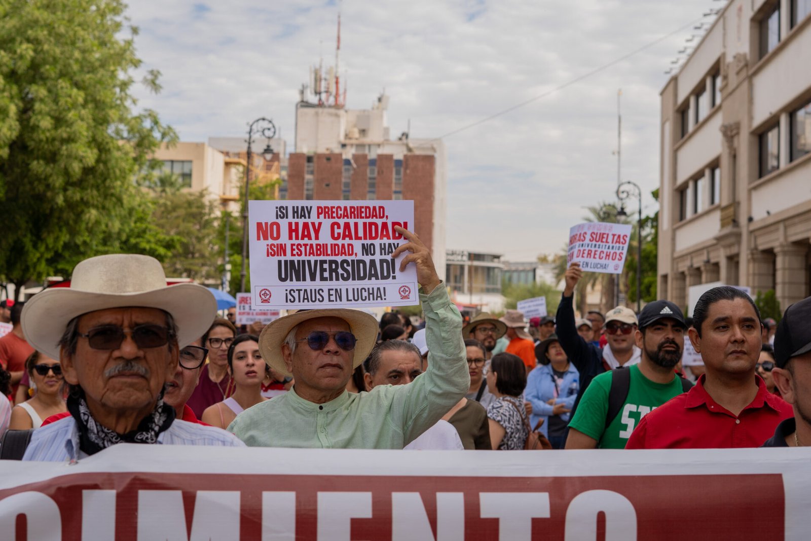 Contingente de trabajadores universitarios durante la marcha de STAUS y STEUS en Hermosillo