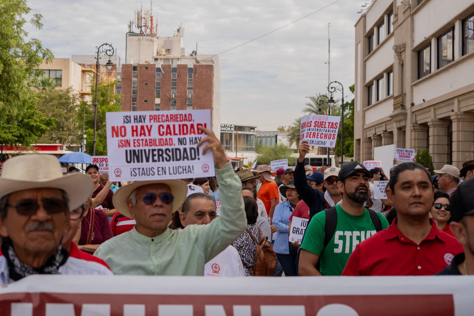 Contingente de trabajadores universitarios durante la marcha de STAUS y STEUS en Hermosillo