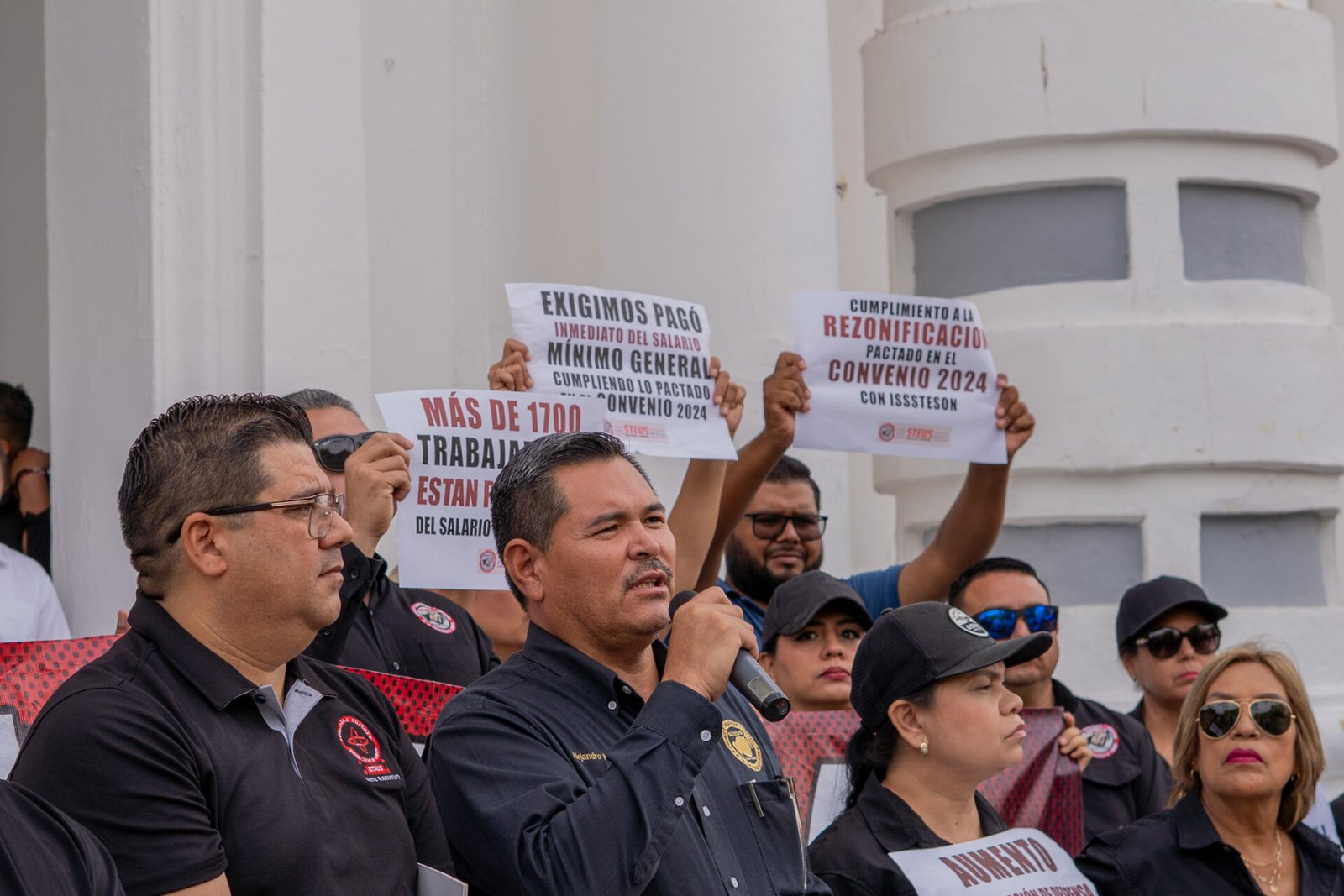 Contingente de trabajadores universitarios durante la marcha de STAUS y STEUS en Hermosillo