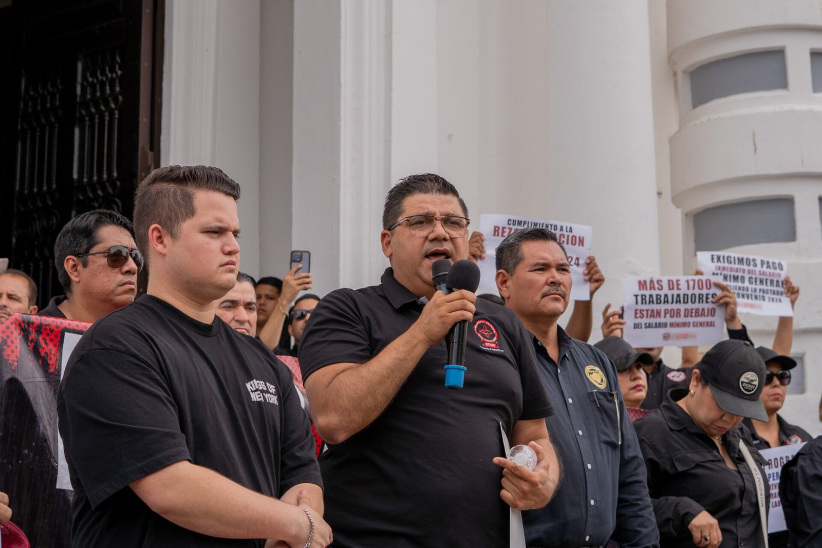 Contingente de trabajadores universitarios durante la marcha de STAUS y STEUS en Hermosillo