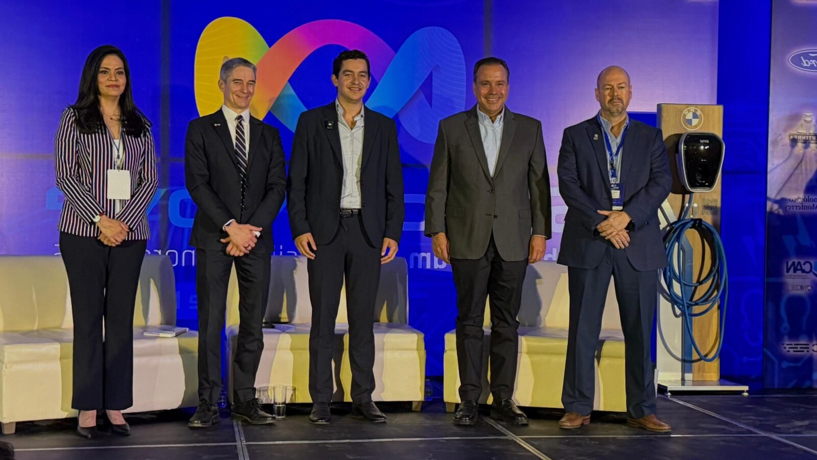 Asistentes y panelistas en el primer foro automotriz Sonora Move en Hermosillo.