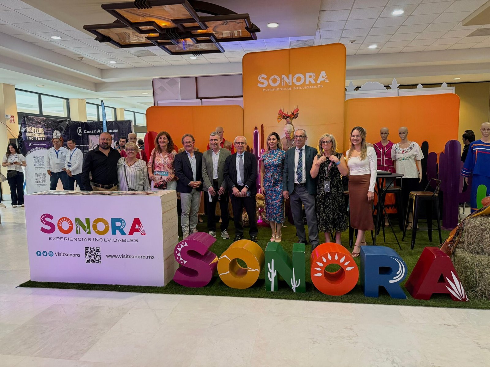 Asistentes y panelistas en el primer foro automotriz Sonora Move en Hermosillo.