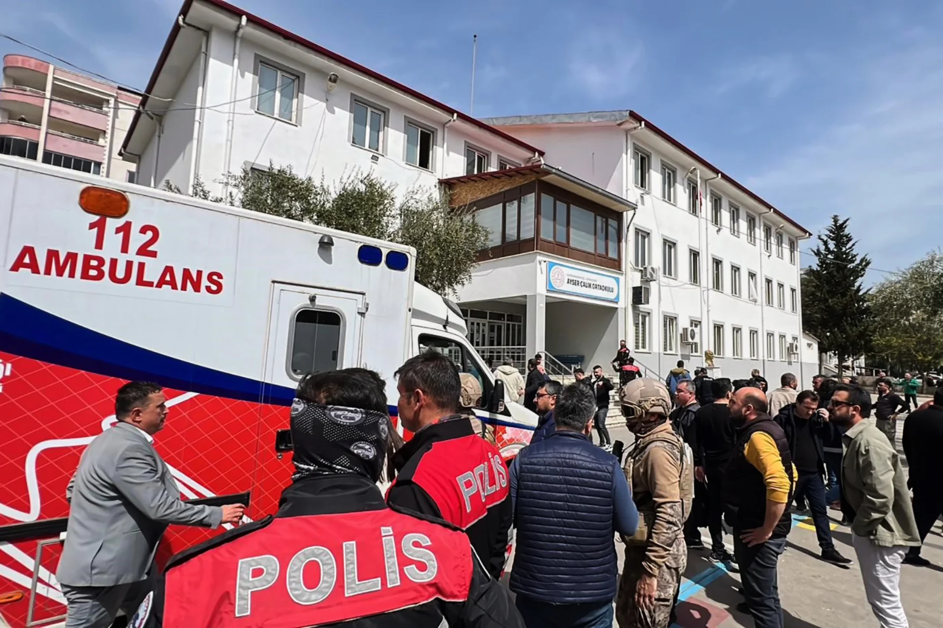 Ambulancias y operativo policial tras tiroteo en escuela de Turquía.