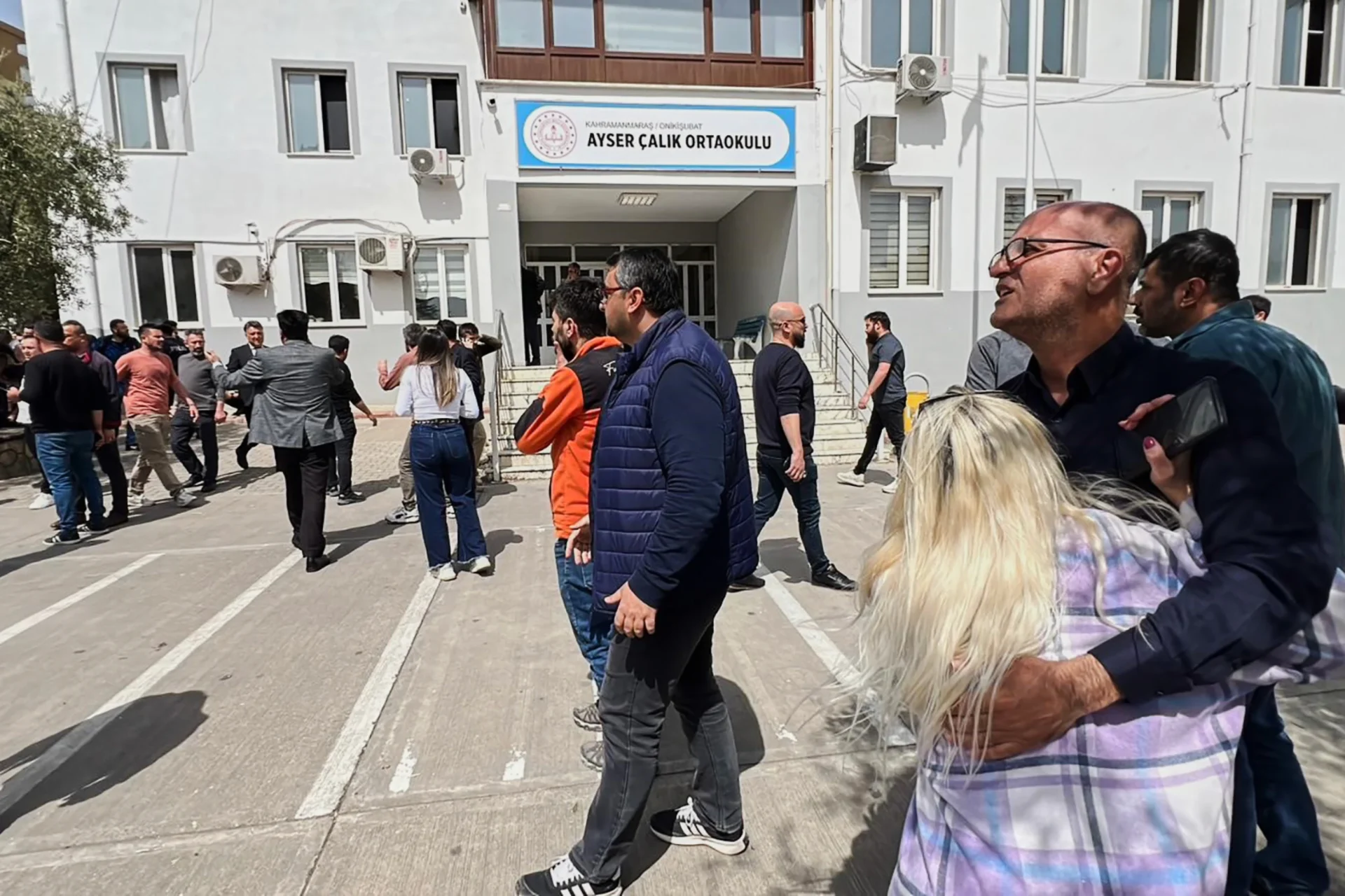 Ambulancias y operativo policial tras tiroteo en escuela de Turquía.