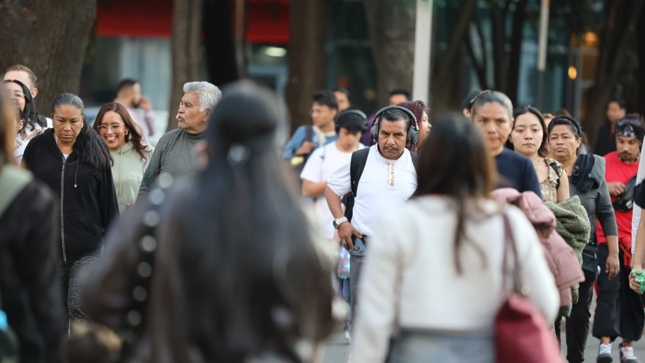 Personas buscando trabajo ante el repunte del desempleo en México reportado por el INEGI.