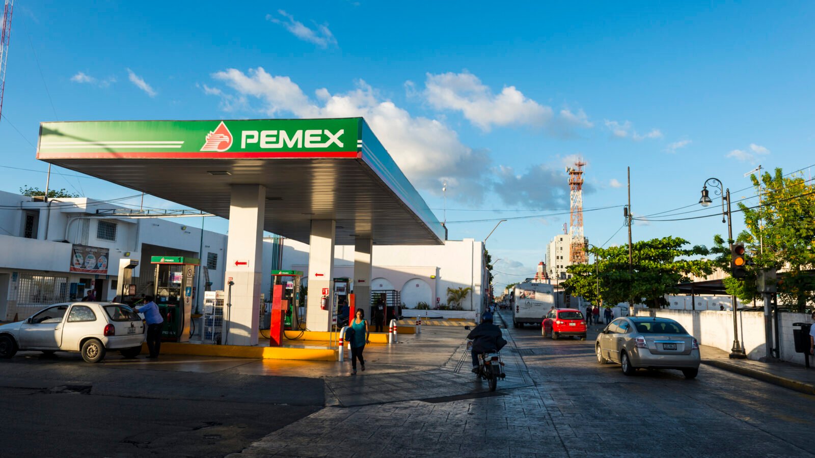 Claudia Sheinbaum hablando sobre los precios de los combustibles.