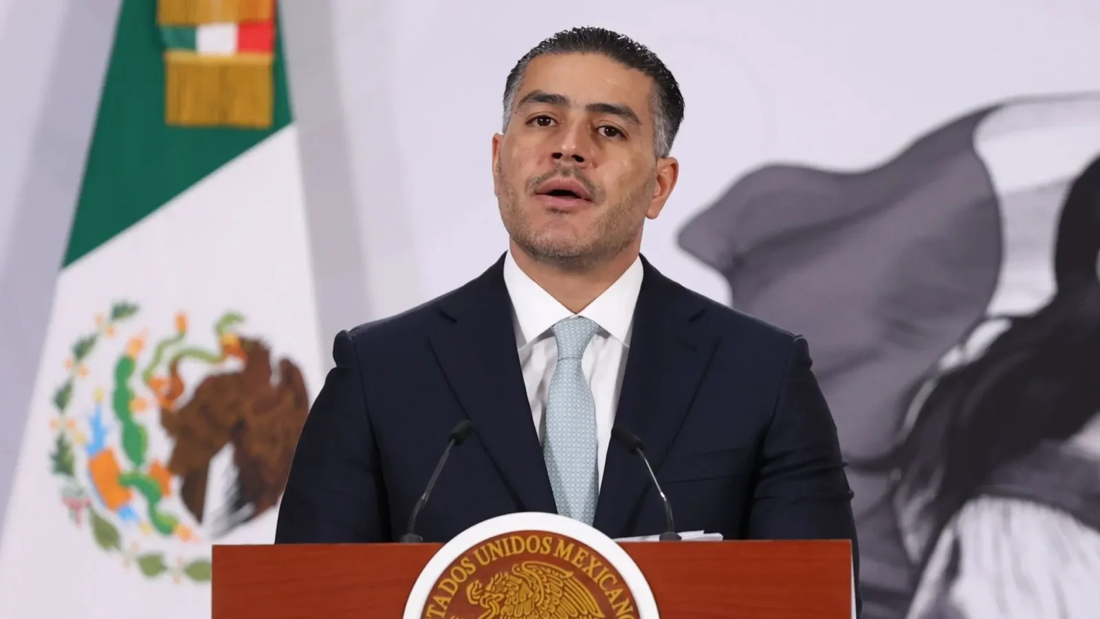 Omar García Harfuch en conferencia informando sobre el desmantelamiento de la red de huachicol de Gas LP.