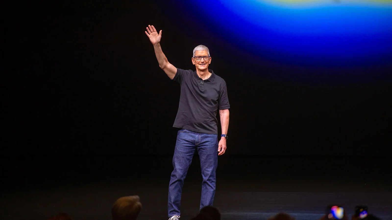 Tim Cook y John Ternus durante el anuncio de la transición del nuevo CEO de Apple.