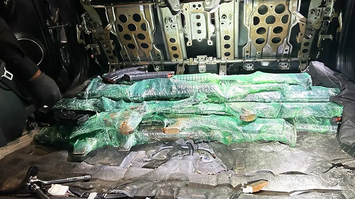 Arsenal y lanzacohetes decomisado por la CBP en el cruce fronterizo de Nogales.