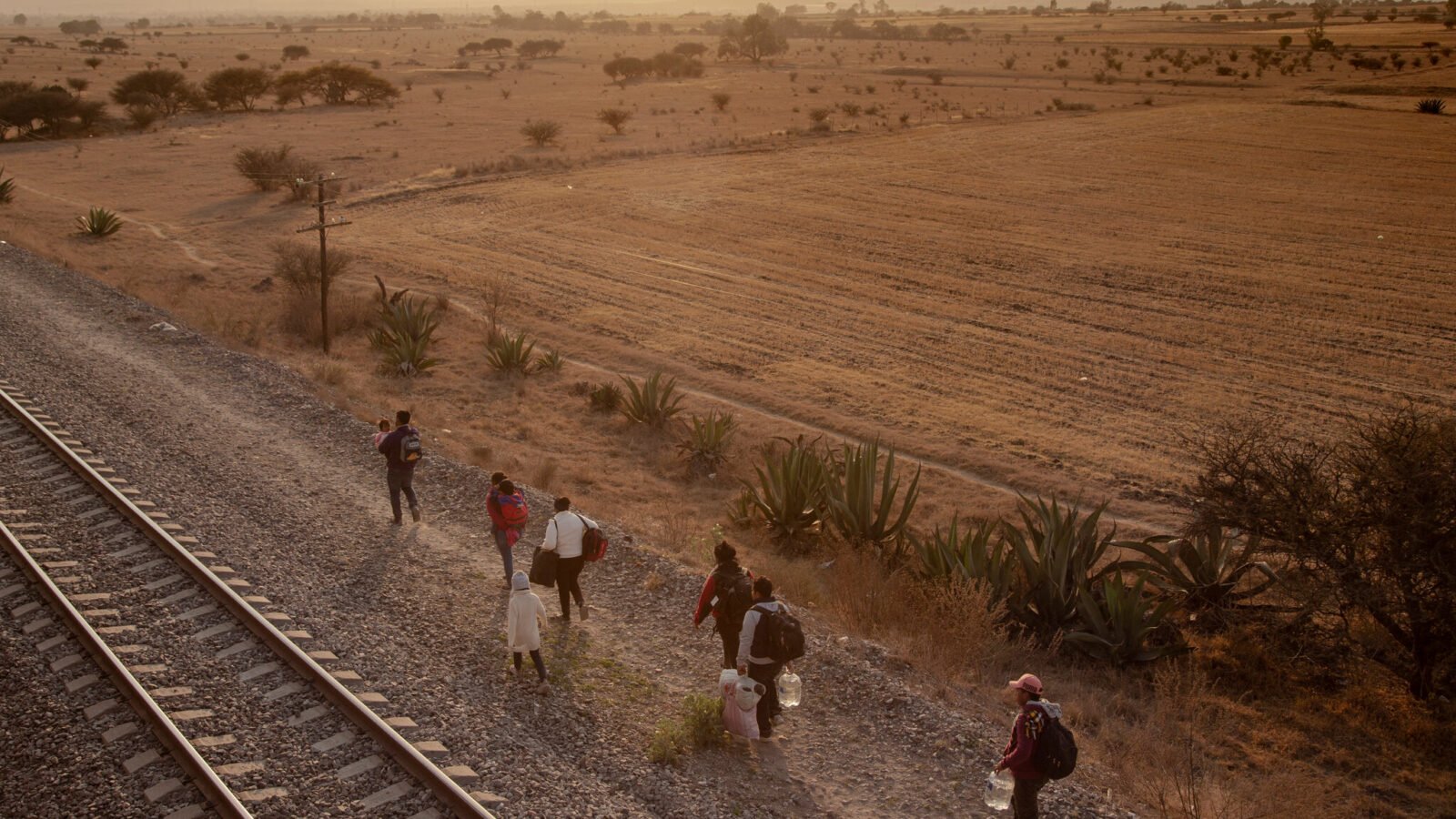 Autoridades investigan la zona ferroviaria donde hallan a 6 personas muertas en vagón de tren en Laredo, Texas.