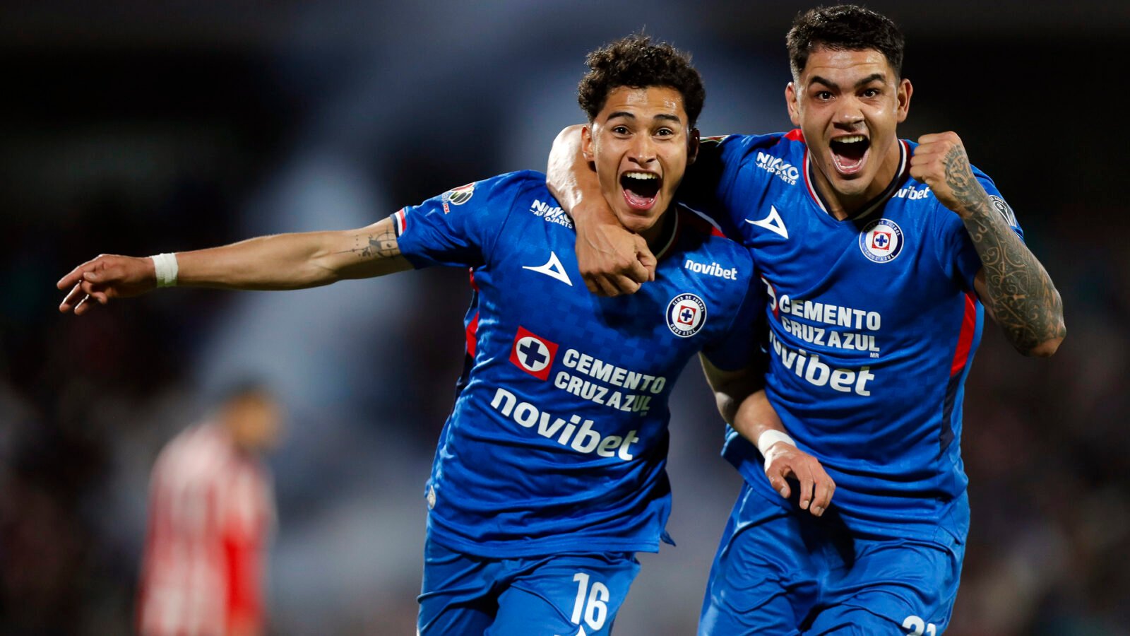 Jugadores de la Máquina celebrando el título de la Liga MX en la cancha del Estadio Olímpico Universitario.
