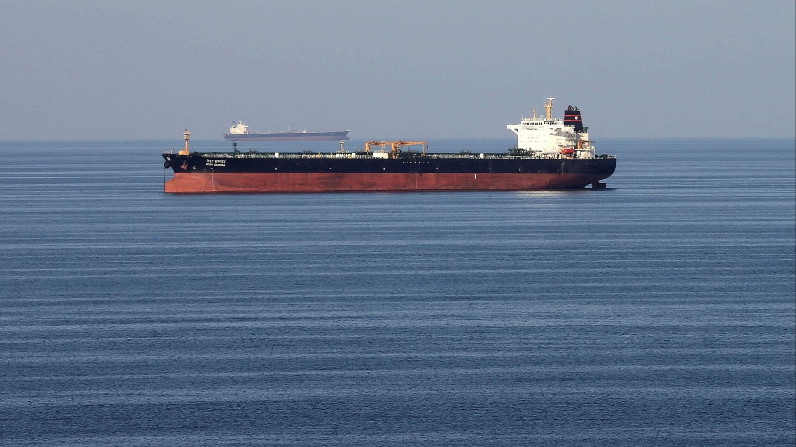 Instalaciones petroleras y tránsito marítimo en la región del Golfo Pérsico.