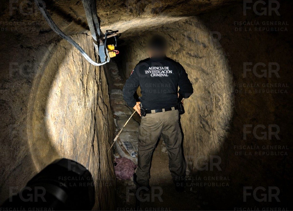 Acceso al túnel clandestino localizado por la FGR en Santa Catarina, Nuevo León, para la extracción ilícita de combustible.
