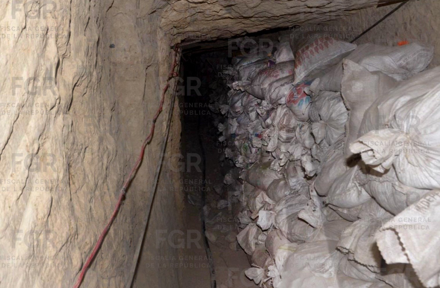 Acceso al túnel clandestino localizado por la FGR en Santa Catarina, Nuevo León, para la extracción ilícita de combustible.