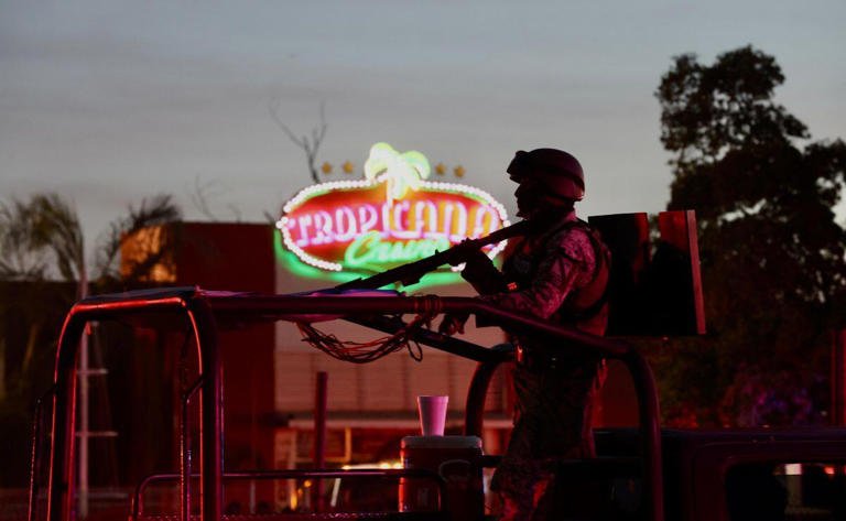 Cuerpos de emergencia atendiendo el incendio en casino de Culiacán tras el ataque con explosivos.