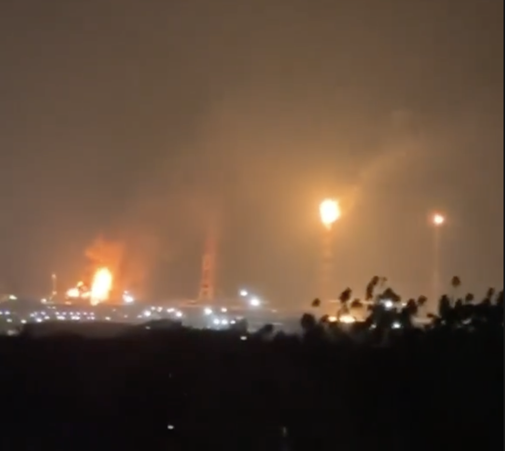 Instalaciones de la refinería Antonio Dovalí Jaime tras el reporte de emergencia en Oaxaca.
