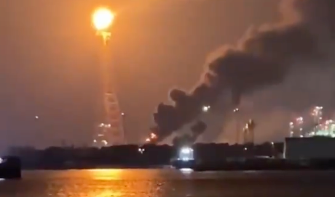 Destellos de fuego y humo captados durante la madrugada en la Refinería Olmeca de Tabasco.