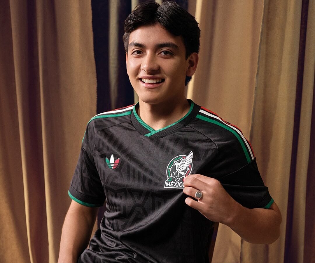 Diseño en color negro del tercer jersey de la Selección de México para el Mundial.