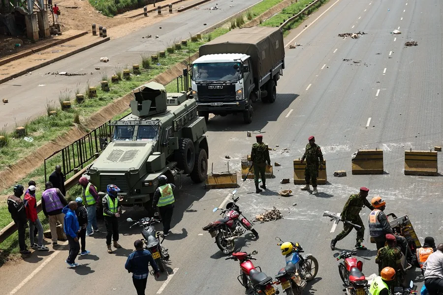 Fuerzas de seguridad despliegan operativos para liberar las vías bloqueadas por transportistas en Nairobi.