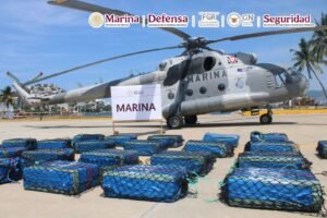 Embarcación menor asegurada por elementos de la Secretaría de Marina en las costas de Guerrero.