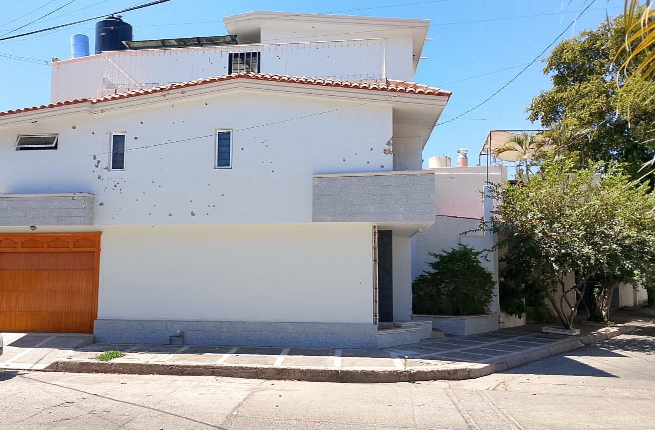 Elementos de seguridad resguardando la zona tras el reporte de disparos en la colonia Las Quintas de Culiacán.