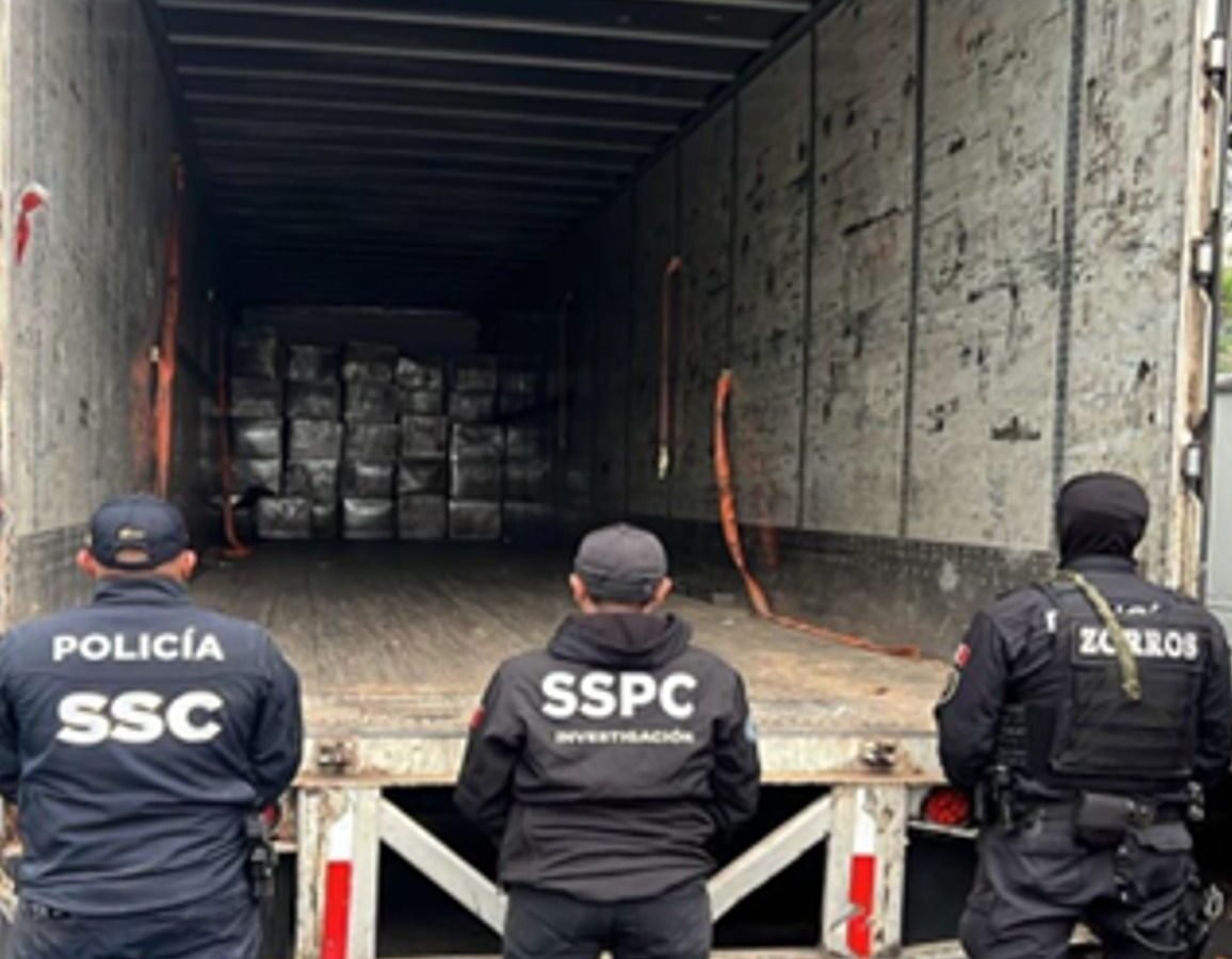 Personal de seguridad custodiando el aseguramiento de marihuana en CDMX oculta en cajas de huevo.