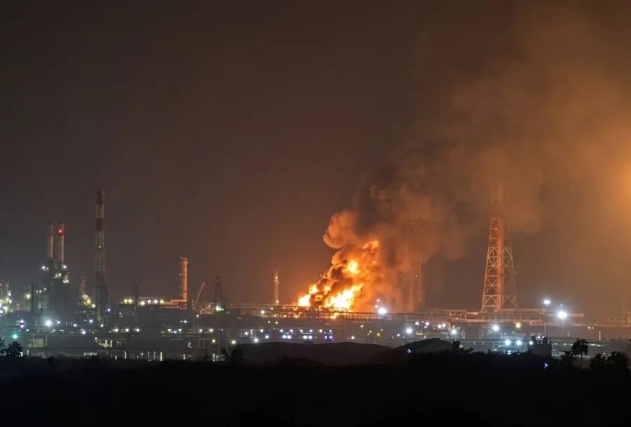 Personal médico y de emergencias trasladando a los heridos de la refinería de Pemex en Oaxaca.