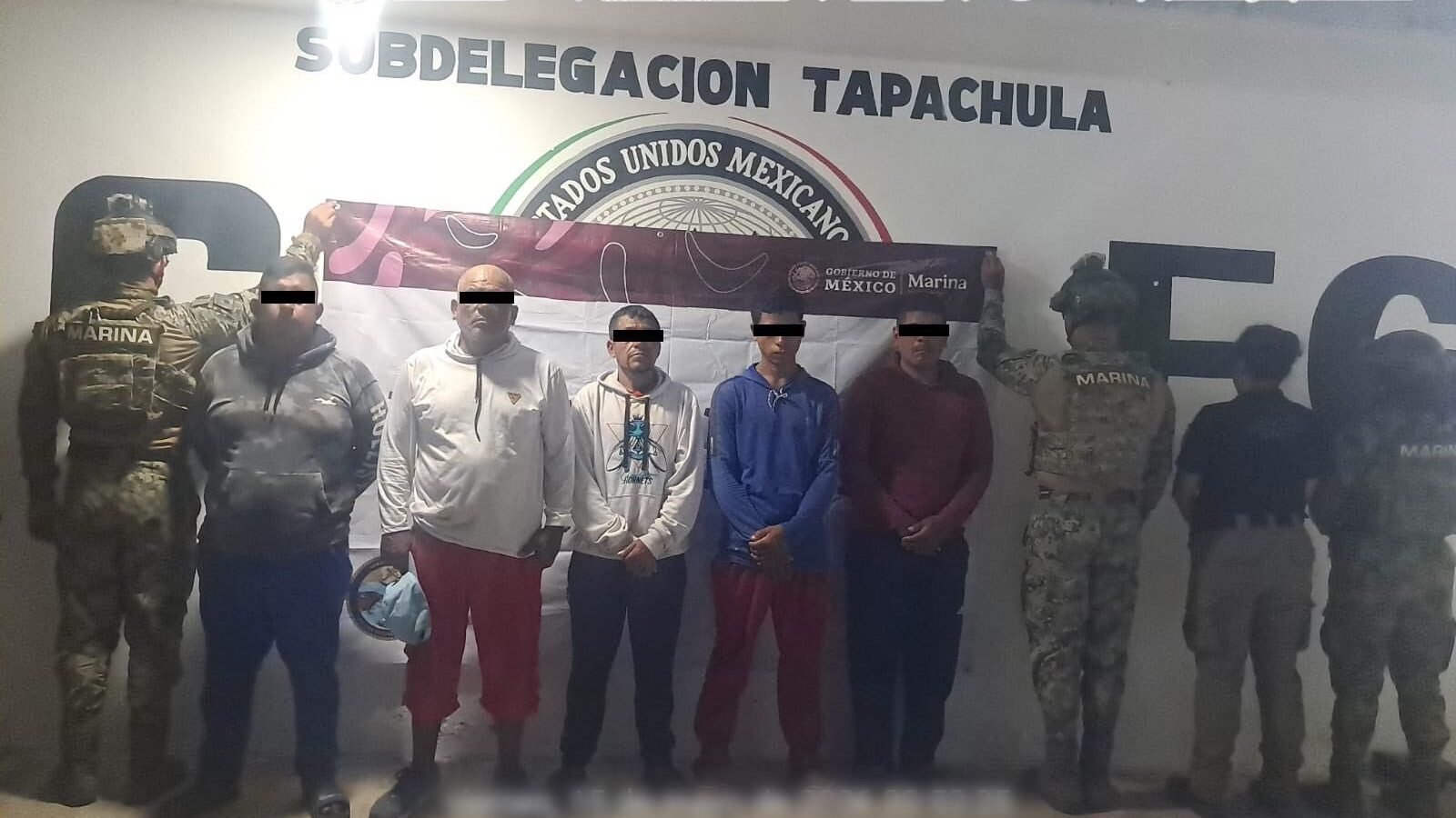 Elementos de la Marina custodian los bultos de cocaína asegurados en las costas de Chiapas.