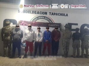 Elementos de la Marina custodian los bultos de cocaína asegurados en las costas de Chiapas.